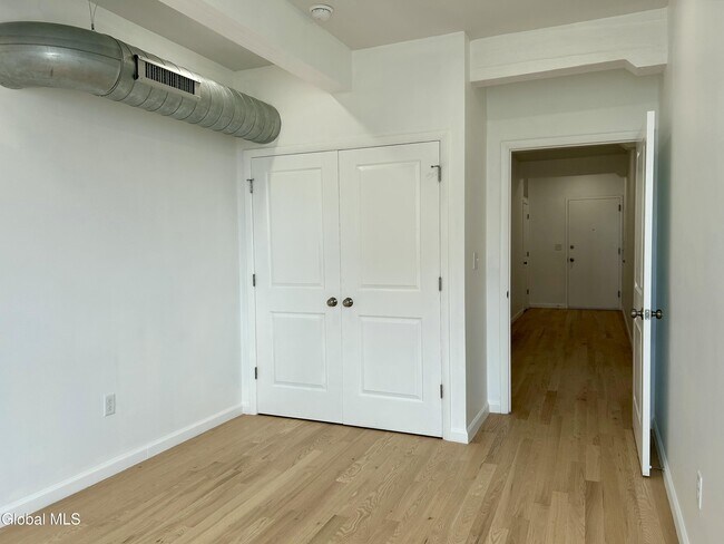 Building Photo - 155 River St