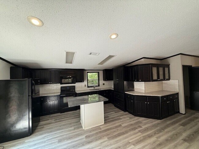 Building Photo - Available Now Spacious 3 Bedroom Home on P...