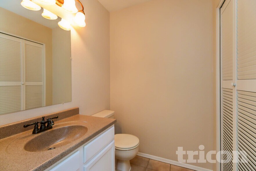 Building Photo - 1406 E Kerry Ln