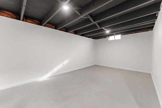 Building Photo - VIDEOTOUR: Delightful home w/Garage and Large Yard. PETS WELCOME