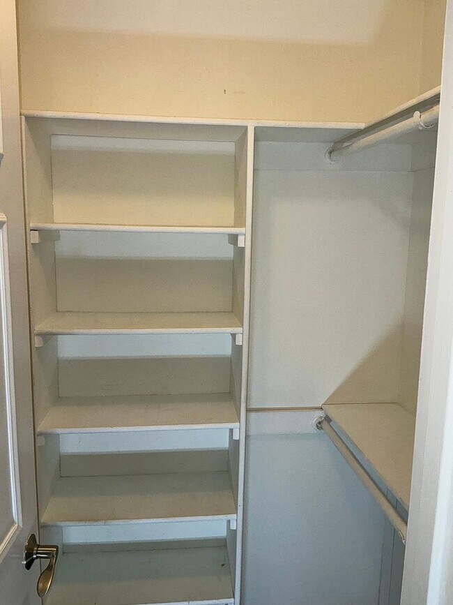 Building Photo - Very well maintained 2 bedroom 2 full 2 half upper floor condo with loft, located in the desired ...