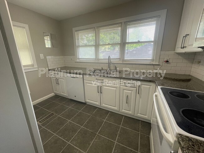 Building Photo - 3485 Maplehurst Dr