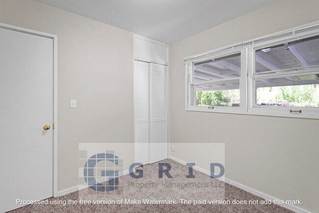 Building Photo - Charming 2 Bedroom Bungalow Available in NE Portland!