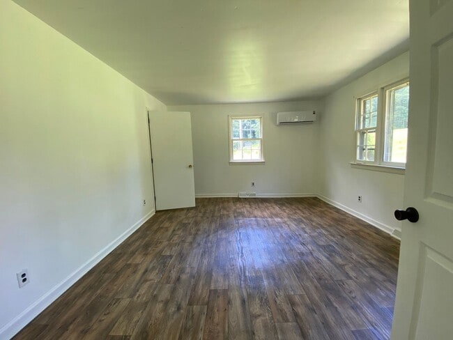 Building Photo - 3 Bedroom 1 Bath Available to Rent for $99...
