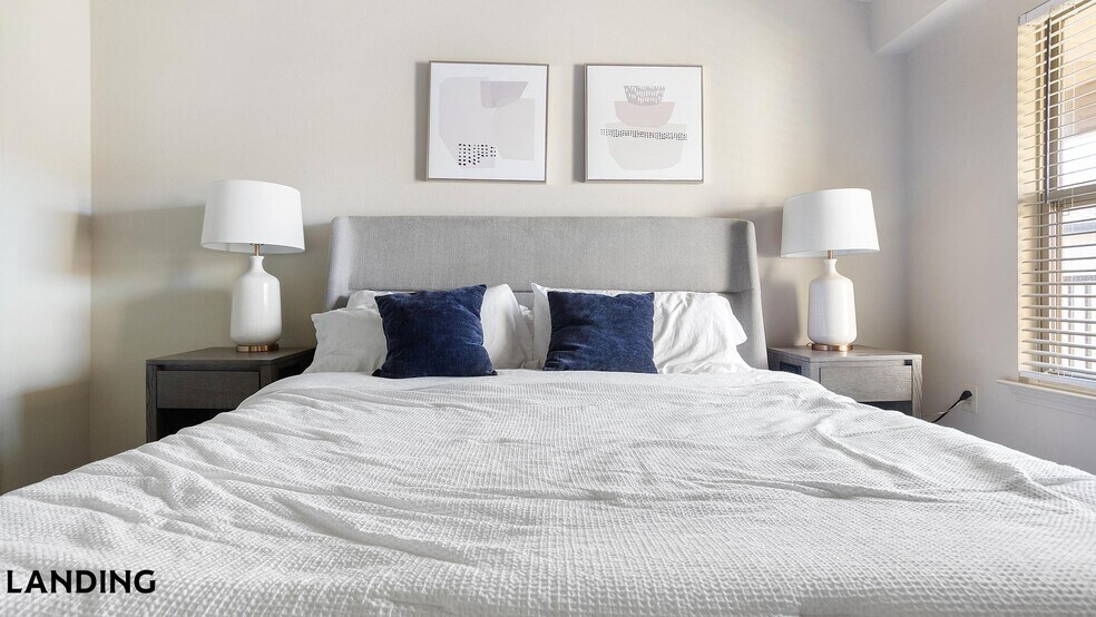 Building Photo - 701 W 101st Pl S