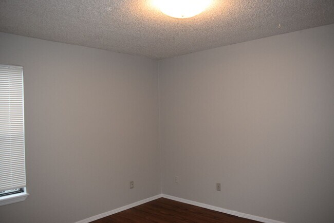 Building Photo - 121 Perth Ct