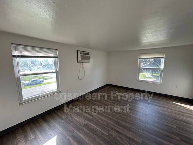 Building Photo - 147 Oak St