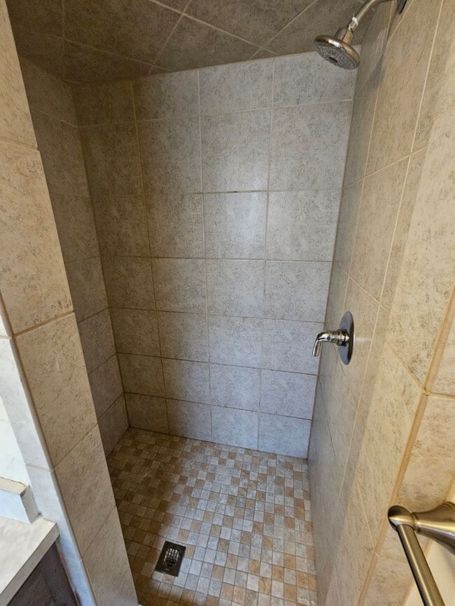 Building Photo - (3) Bed/(2) Bath Avail NOW! Pets Negotiable!