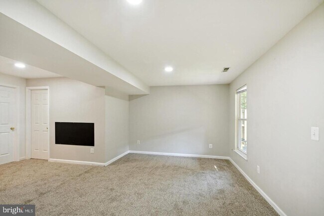 Building Photo - Amazing, updated end unit townhome backing to trees and open common area in Centre Ridge neighbor...