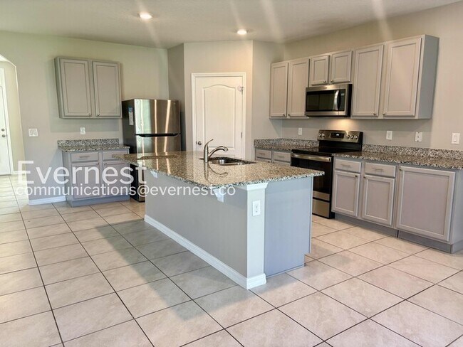 Building Photo - Limited Time Special Offer / 5 Bed/3 Bath Home with Garage / Pet-Friendly / Vouchers Accepted / A...