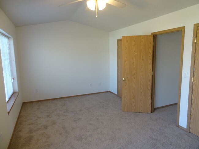 Building Photo - Sulbri04-102/104/106 Rice LN