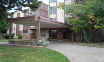 Building Photo - Stunning Ground Level 1 BR/1 BA Condo Faci...