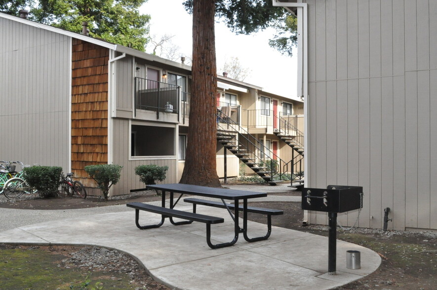 Primary Photo - Stadium Village Apartments