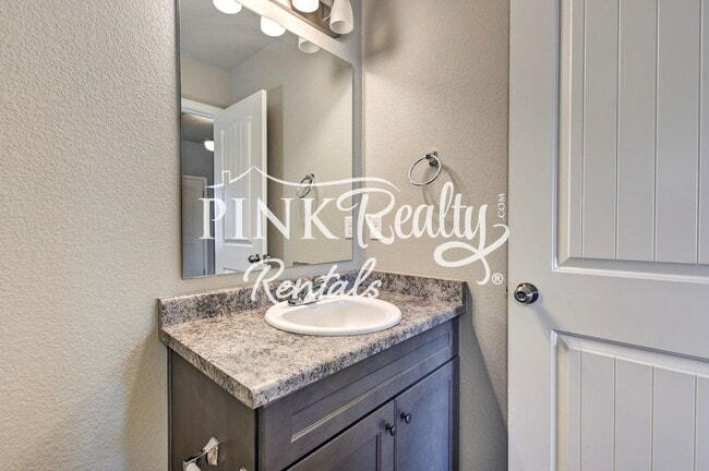 Building Photo - 10627 Hidden Pr Pkwy