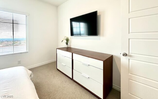 Building Photo - 600 Carriage Hill Dr