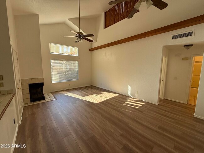 Building Photo - 2201 N Comanche Dr