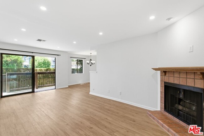 Building Photo - 13025 Moorpark St