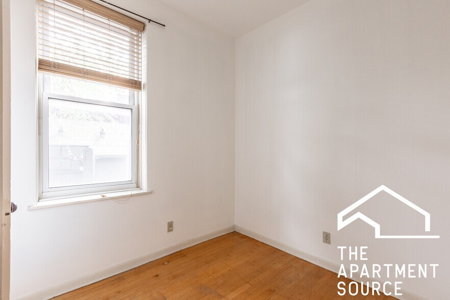 Building Photo - 2042 W Armitage Ave