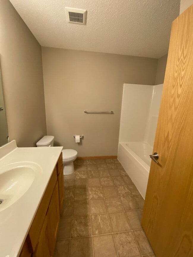 Building Photo - 2 Bedroom Townhome