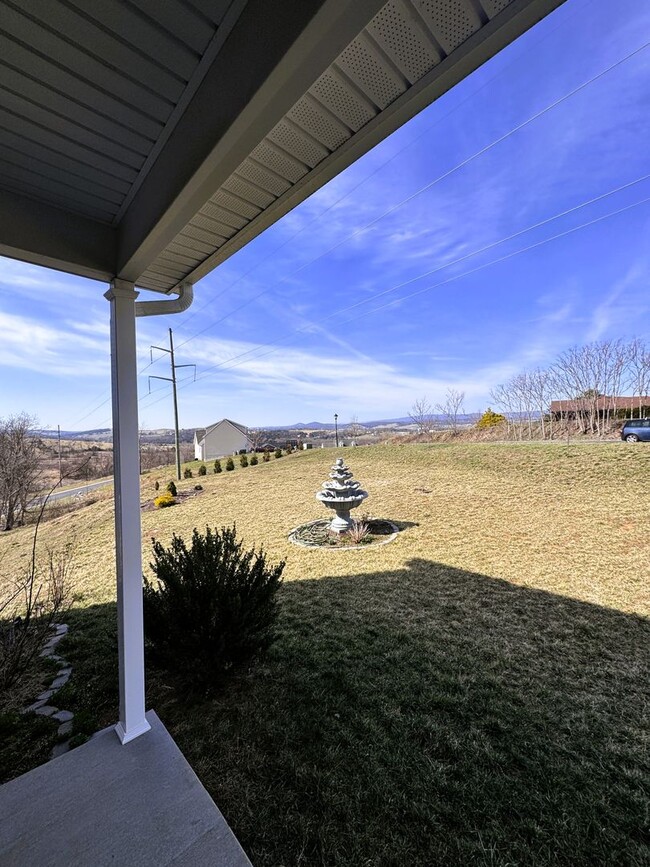 Building Photo - Single Family Home in Broadway