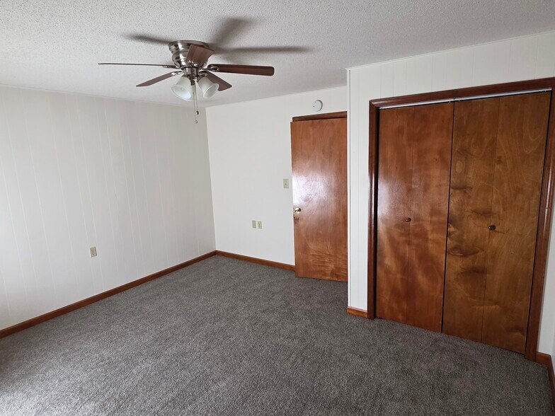 Building Photo - 105 S Elson St