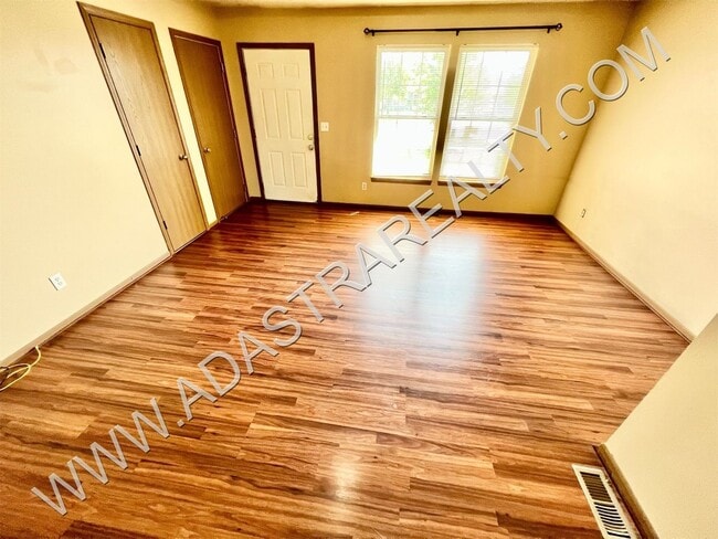 Building Photo - Spacious Gardner Duplex-Available in NOVEM...