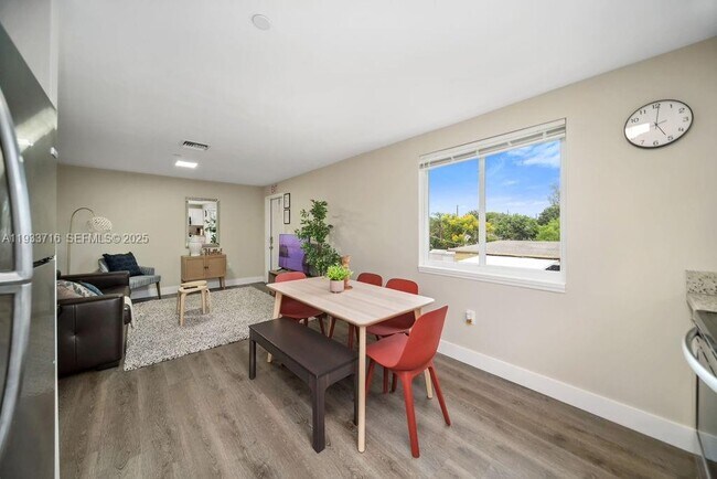 Building Photo - 2311 Scott St