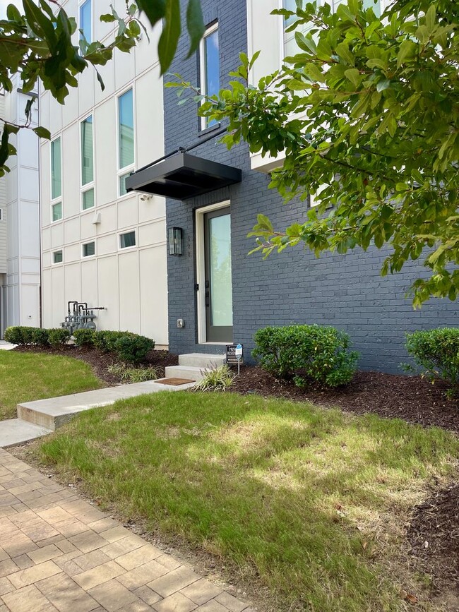 Building Photo - End-unit townhome in Westside Atlanta