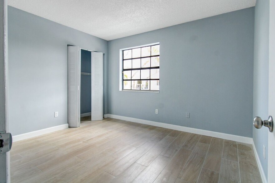 Building Photo - 960 N Franklin Ave