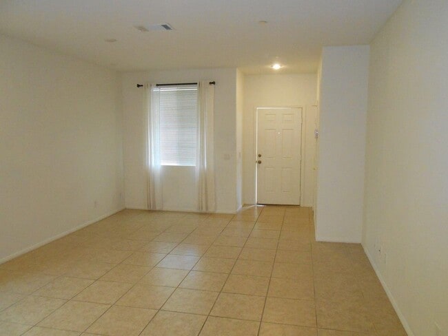 Building Photo - Spacious 2 Bedroom Home near Cactus and Ma...