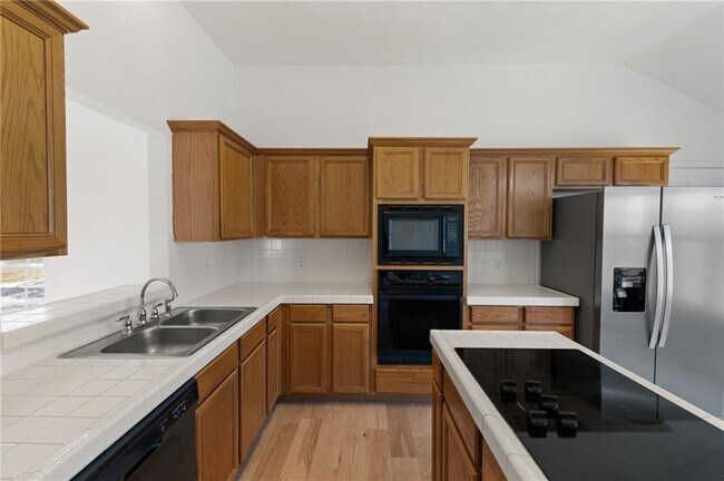 Building Photo - 2906 Greenlawn St