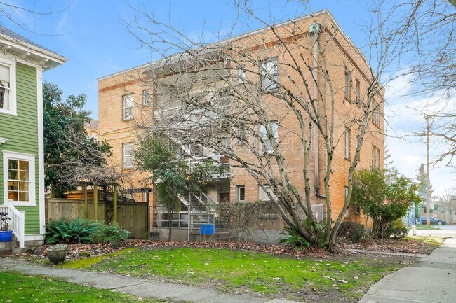 Building Photo - 1325 6th Ave