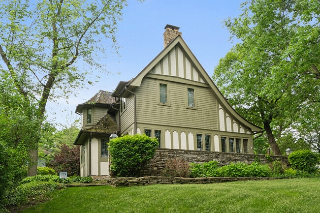 Building Photo - 2023-2027 W 108th Pl