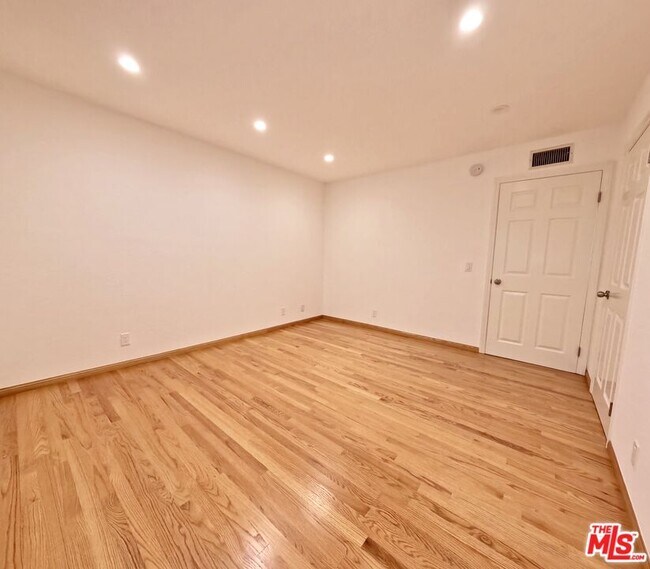 Building Photo - 805 N W Knoll Dr