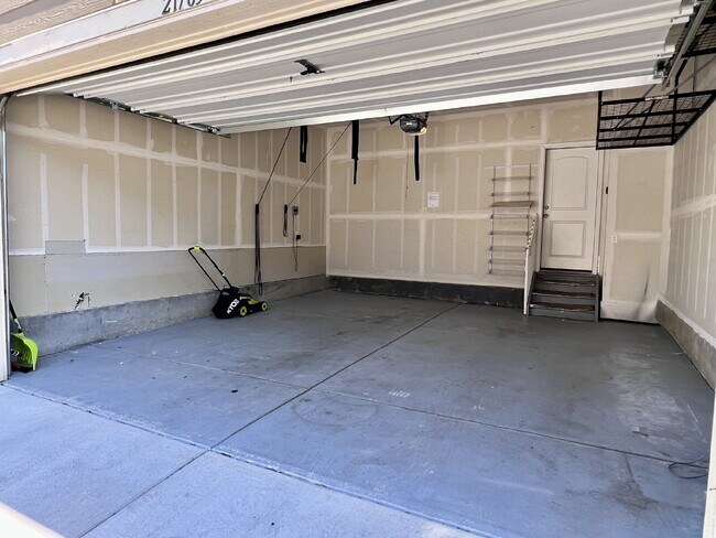 Building Photo - Beautifully Maintained 4BR/3.5BA Townhome with Finished Basement in Prime Aurora Location w/2-Car...