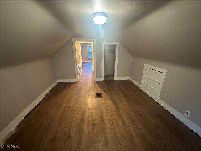 Building Photo - 523 Gage St