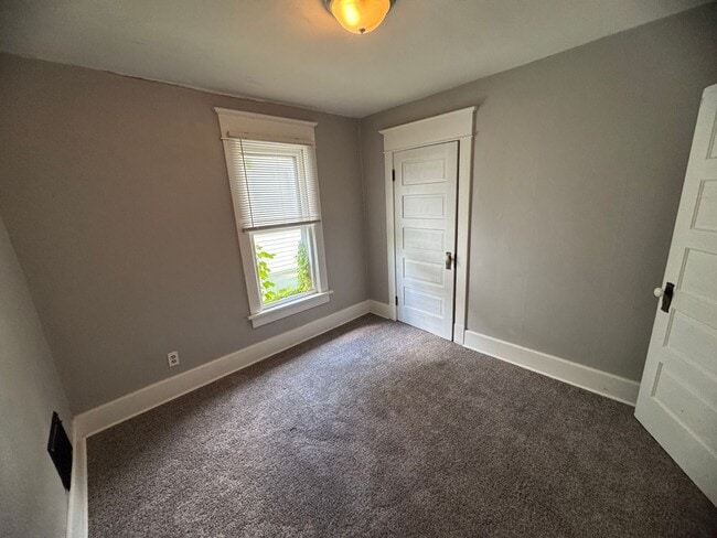 Building Photo - 4 bedroom 1 bath Home in Davenport