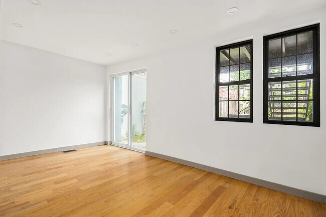 Building Photo - Hull Street