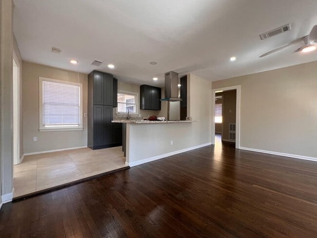 Building Photo - 5834 Indigo St