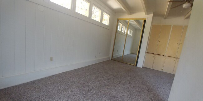 Building Photo - Studio backhouse in a quiet neighborhood.