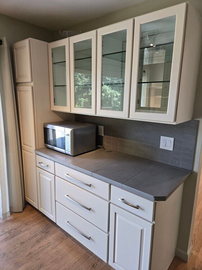 Building Photo - Popular West Linn! Tons of Space and great...