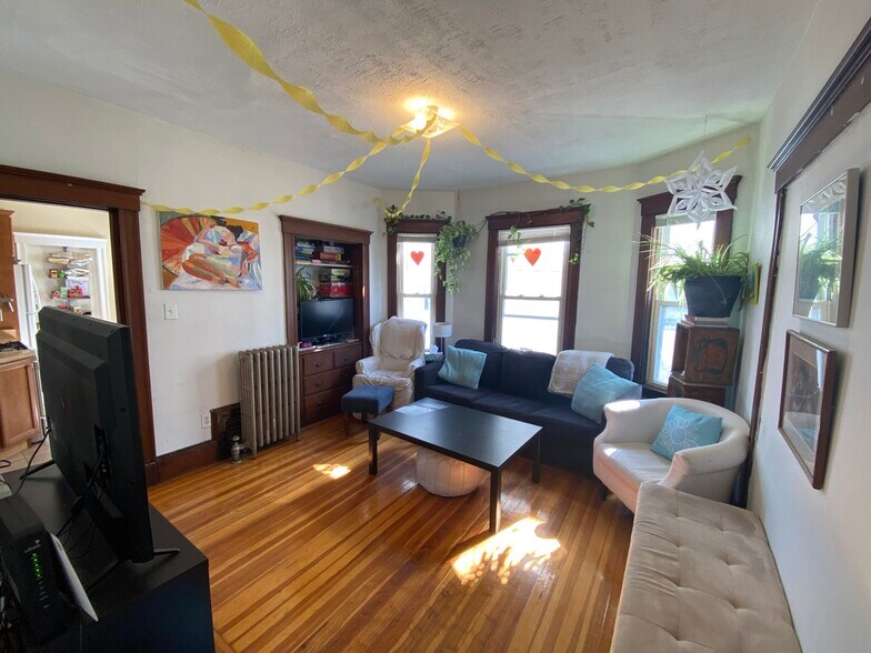 Building Photo - 224 Holland St