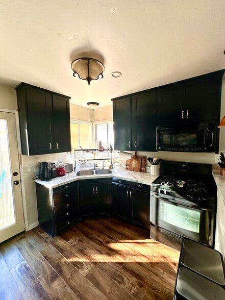 Building Photo - 2101 Sunset Ave