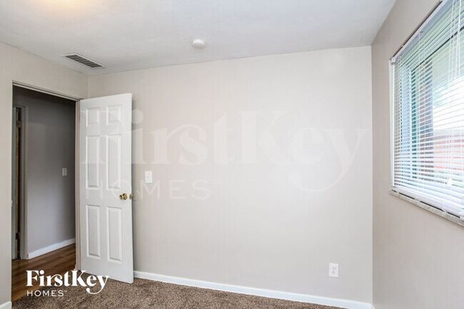 Building Photo - 5564 Northland Rd