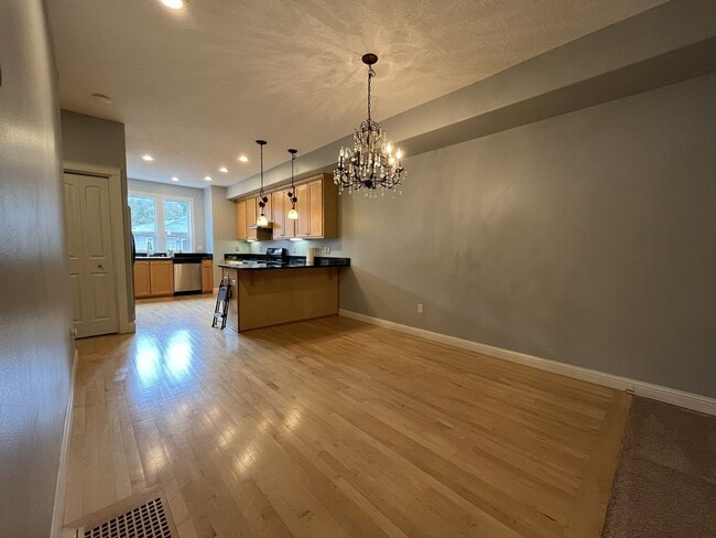 Building Photo - Modern Townhome Near OHSU with 3 Bedrooms Each with Private En-Suite Bath