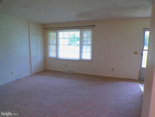 Building Photo - 111 Walnut Dr