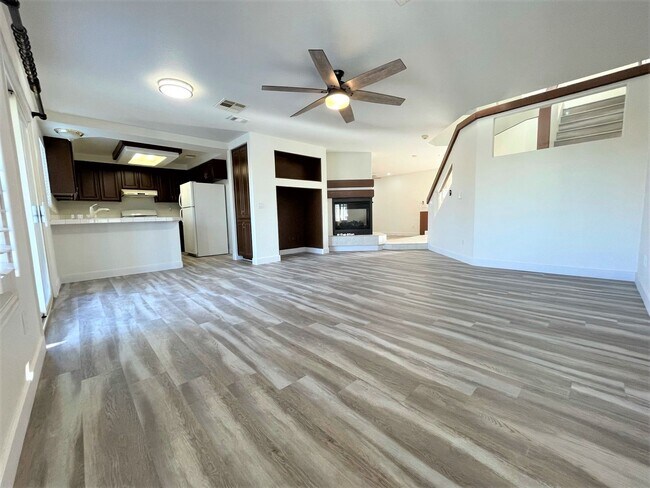 Building Photo - Two Oversized Rooms is what you looking for!