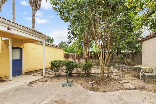 Building Photo - Short term room for rent