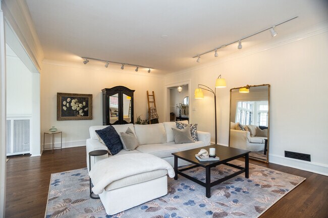 Building Photo - 901 W Ainslie St