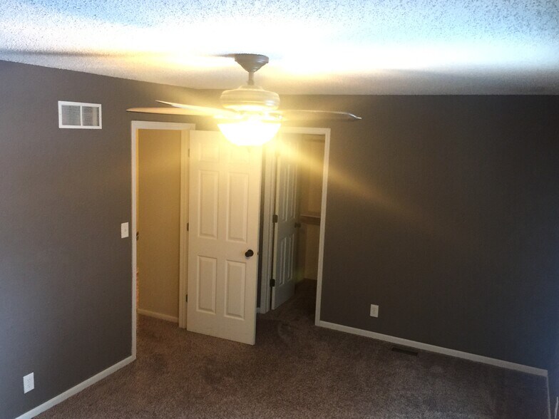 Building Photo - 548 NW 17th Cir